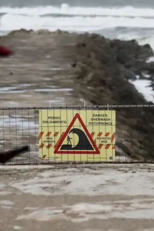 Toda a costa sob aviso laranja devido a ondas e 12 distritos pelo vento e neve